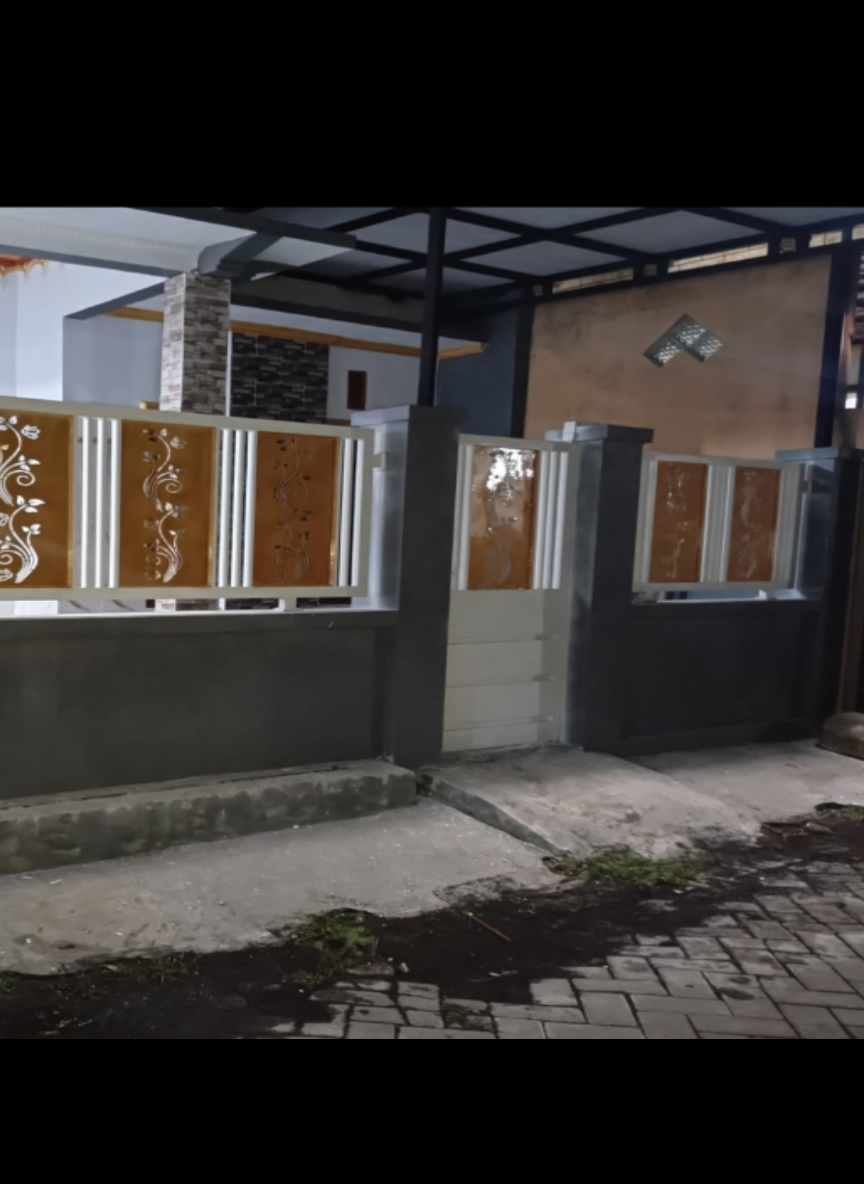 Pagar besi putih oranye